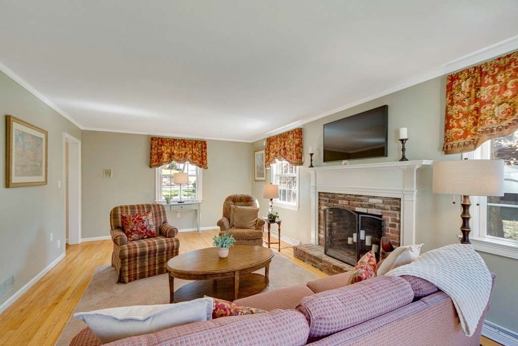 105 Hillside Road North Andover, MA 01845 - Photo 9 of 42 Gallery Image 9