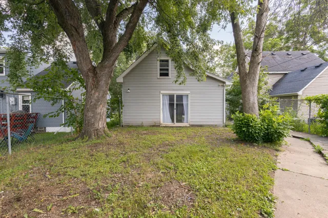 $275,000 | 1651 4th Street East, St. Paul, MN 55106