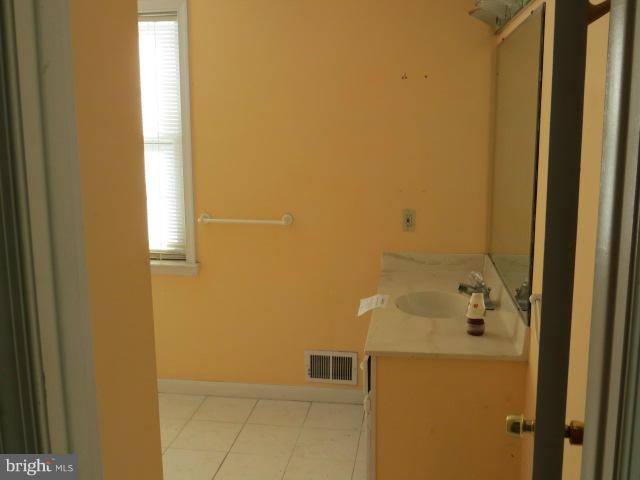 3986 View Top Road Ellicott City, MD 21042 - Photo 22 of 30 a bathroom with a bathtub