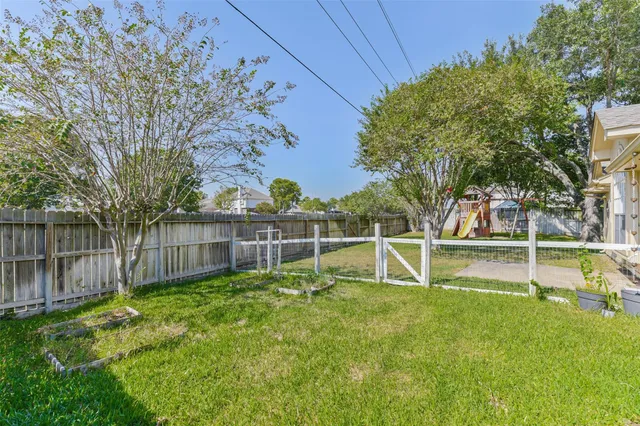 a view of a house with yard and tree s