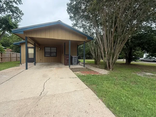 $1,700 | 703 San Saba Street, Lockhart, TX 78644