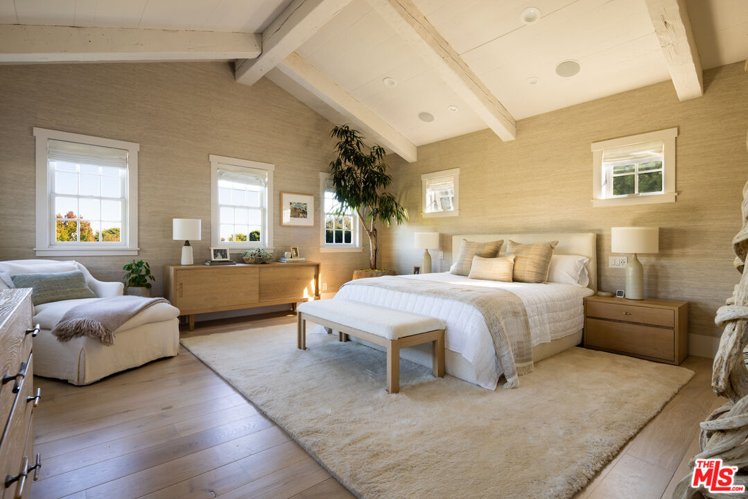 664 Elkins Road Los Angeles, CA 90049 - Photo 18 of 40 a spacious bedroom with a bed and a couch