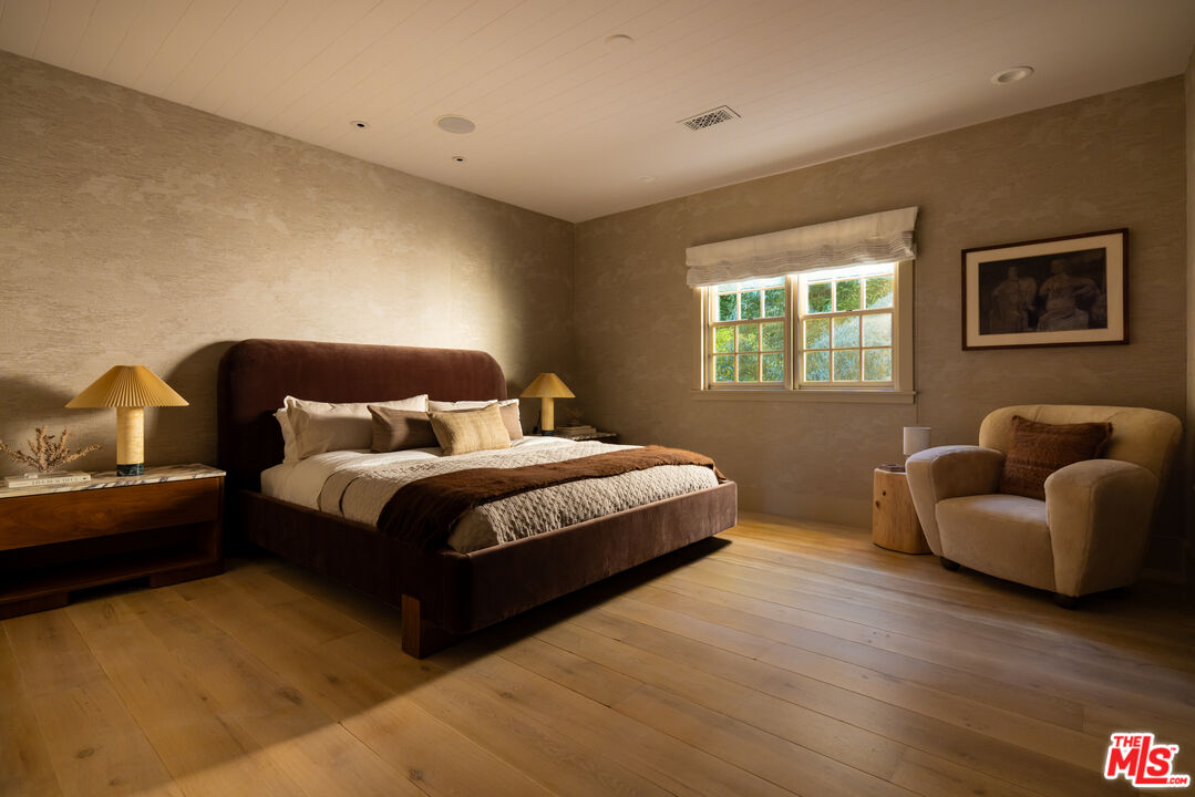 664 Elkins Road Los Angeles, CA 90049 - Photo 22 of 40 a bedroom with a bed and a couch