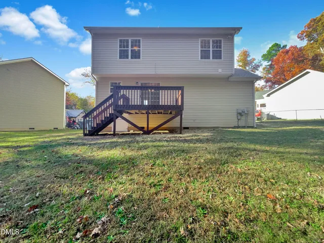a view of a house with backyard