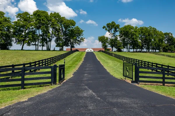 $14,499,000 | 607 Sunnyside Lane, Columbia, TN 38401
