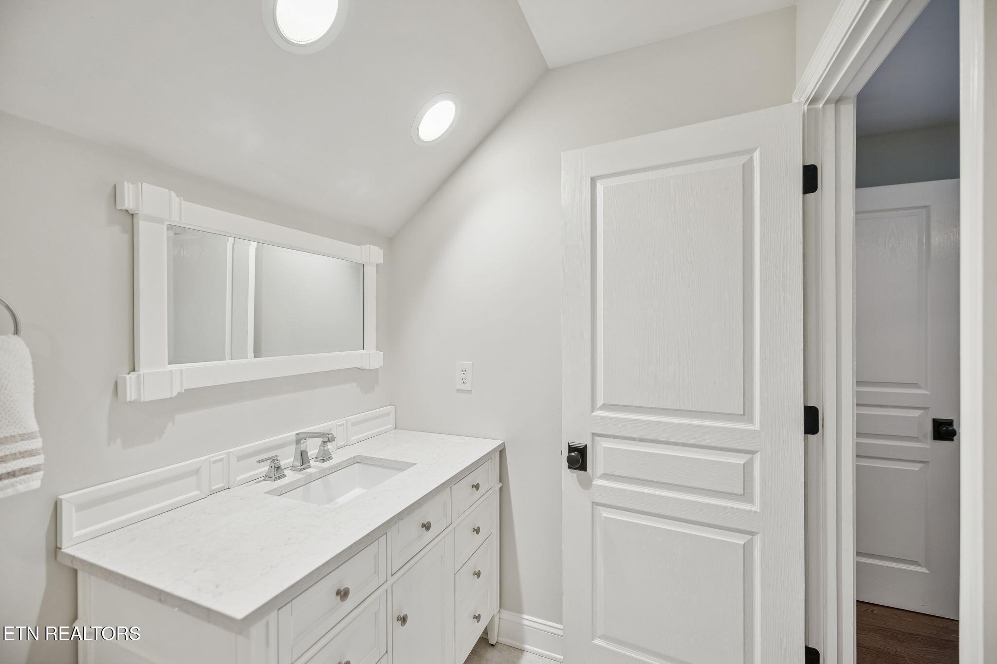 4225 Valencia Road Southwest Knoxville, TN 37919 - Photo 21 of 40 Bath 2