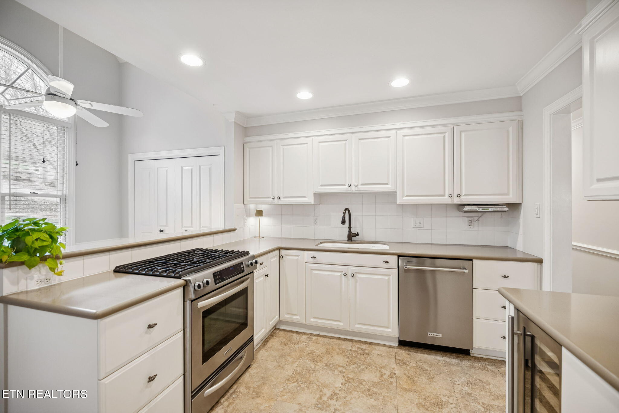 4225 Valencia Road Southwest Knoxville, TN 37919 - Photo 8 of 40 Kitchen