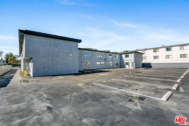 $1,795 | 6640 Woodley Avenue, Unit 210, Van Nuys, CA 91406