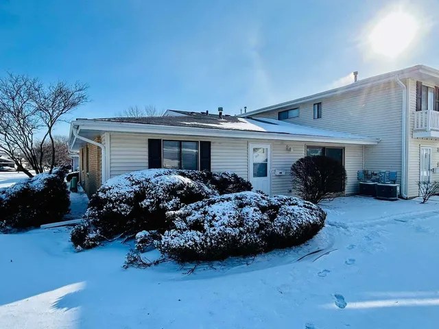 $2,200 | 1336 Wakeby Lane, Unit 1336, Schaumburg, IL 60193