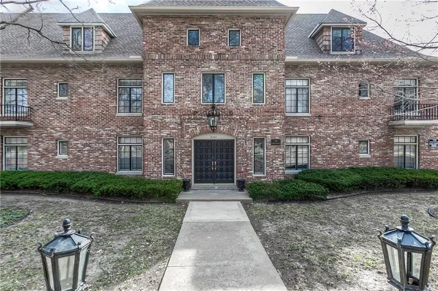 $319,000 | 8361 Somerset Drive, Unit 303, Prairie Village, KS 66207