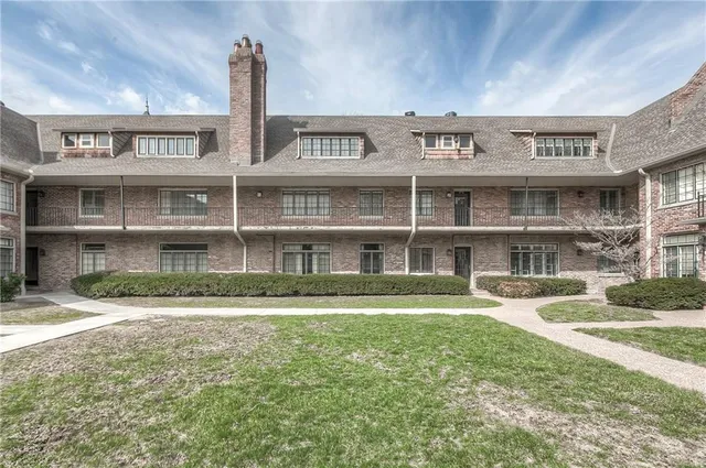 $319,000 | 8361 Somerset Drive, Unit 303, Prairie Village, KS 66207