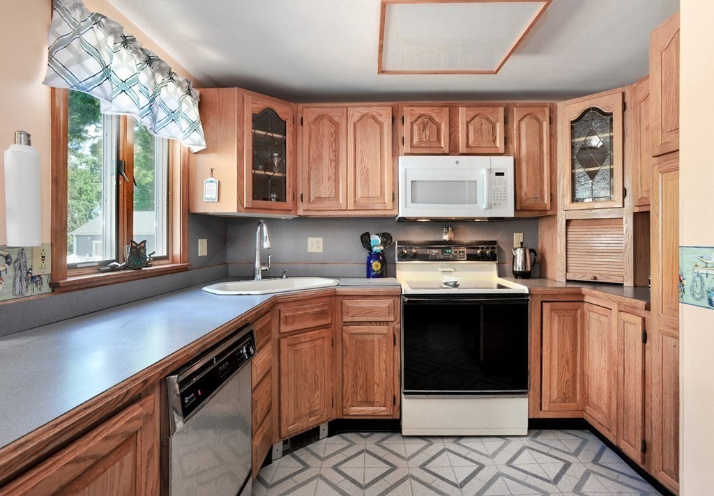 10 Sagamore Road Weymouth, MA 02191 - Photo 3 of 32 Gallery Image 3