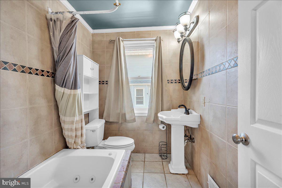 211 South Cedar Avenue Maple Shade, NJ 08052 - Photo 16 of 34 Full bathroom with jetted tub