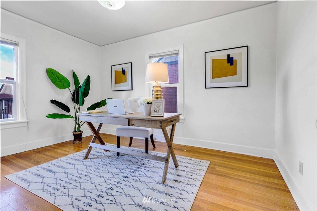 1433 South Hinds Street Seattle, WA 98144 - Photo 11 of 40 a workspace with furniture