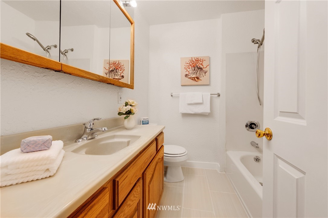 1433 South Hinds Street Seattle, WA 98144 - Photo 31 of 40 a bathroom with a sink toilet and a bathtub