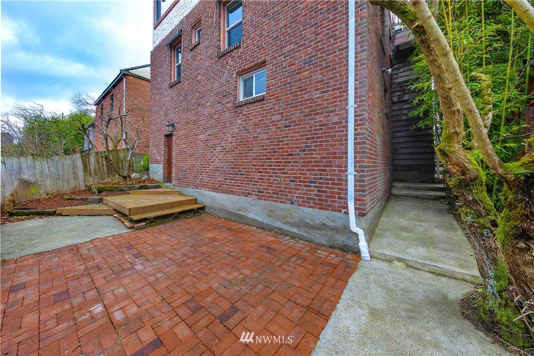 1433 South Hinds Street Seattle, WA 98144 - Photo 38 of 40 a bench is sitting in front of a brick building