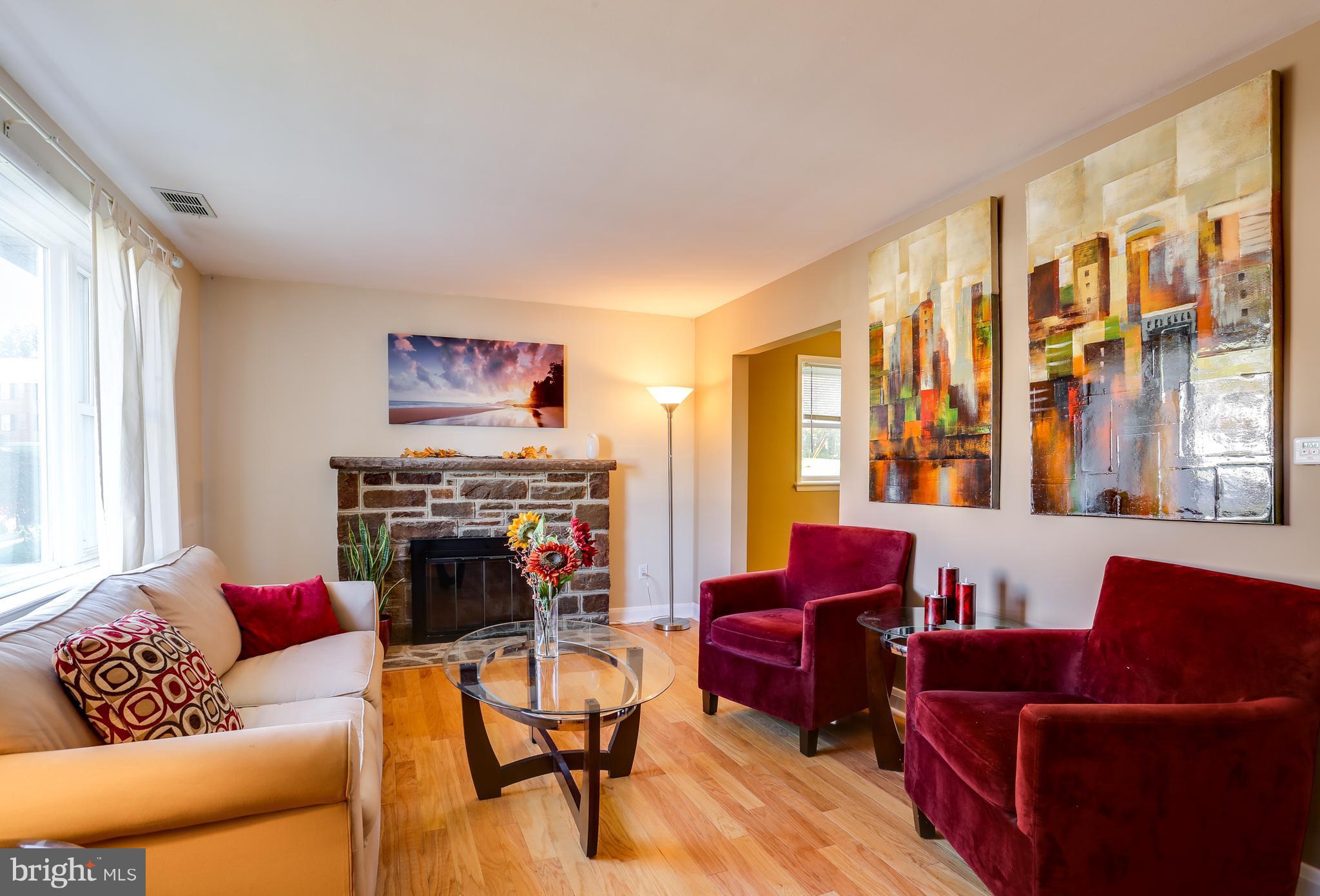 205 Garden Road Towson, MD 21286 - Photo 4 of 30 Living Room