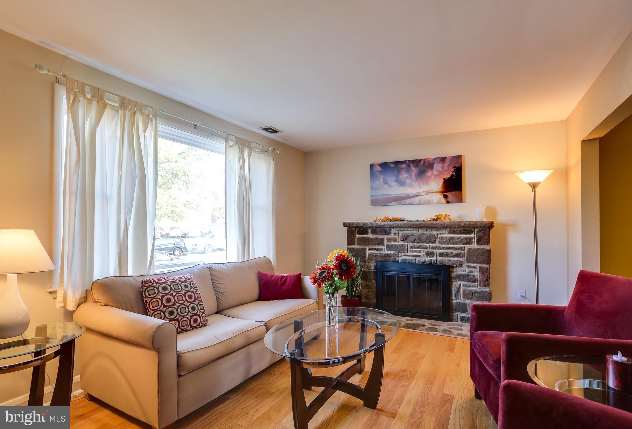 205 Garden Road Towson, MD 21286 - Photo 5 of 30 Living Room