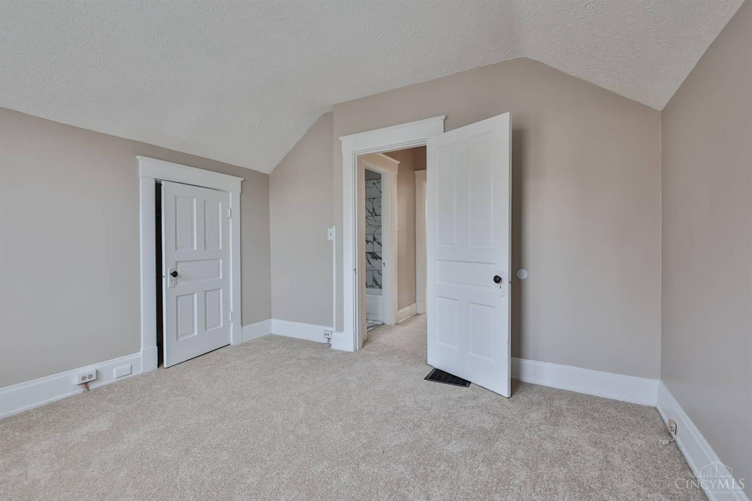 5807 Prentice Street Cincinnati, OH 45227 - Photo 23 of 39