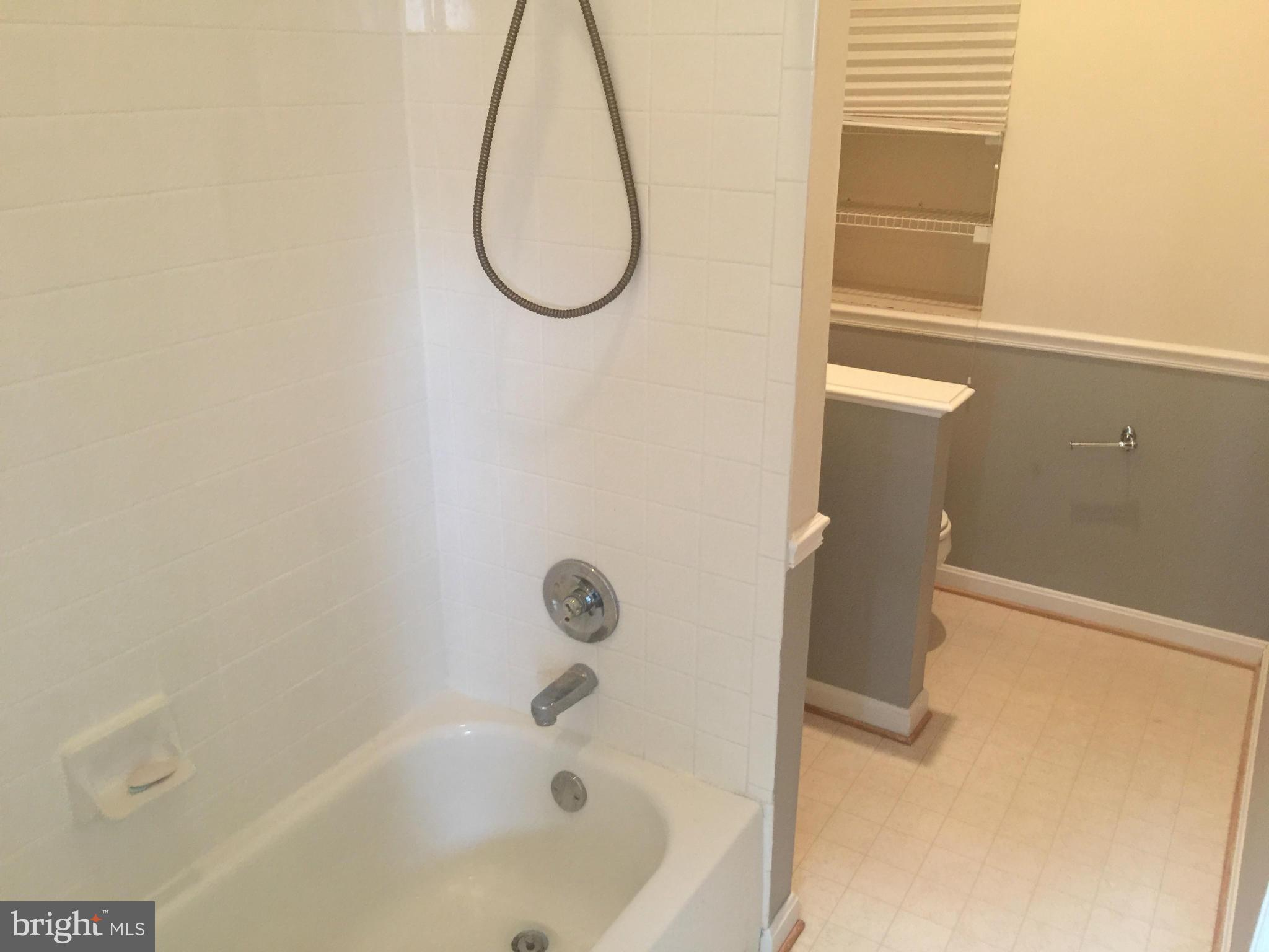 72 Victoria Square Frederick, MD 21702 - Photo 10 of 24 Bath (Master)