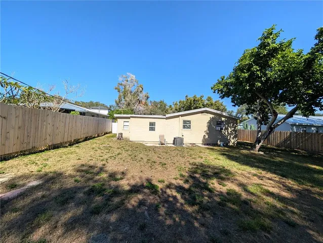 a view of a backyard