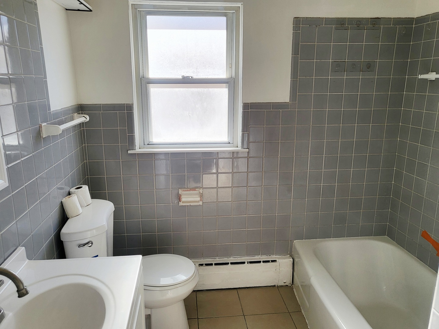 712 May Street Calumet City, IL 60409 - Photo 17 of 28 a bathroom with a toilet a sink and bathtub