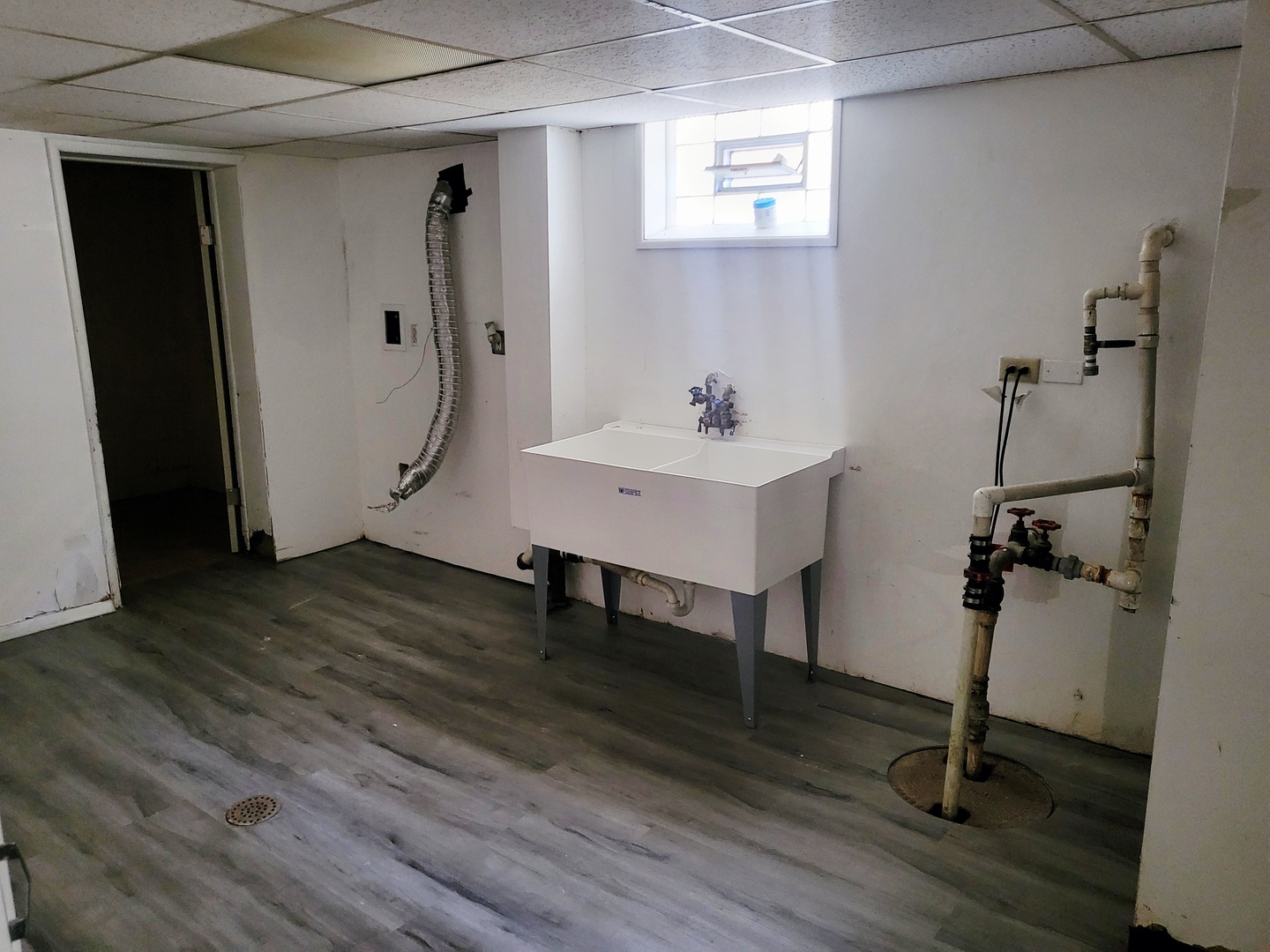 712 May Street Calumet City, IL 60409 - Photo 21 of 28 a view of a room with wooden floor and bathroom