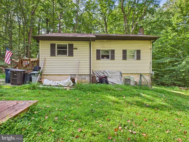 a house view with a backyard space