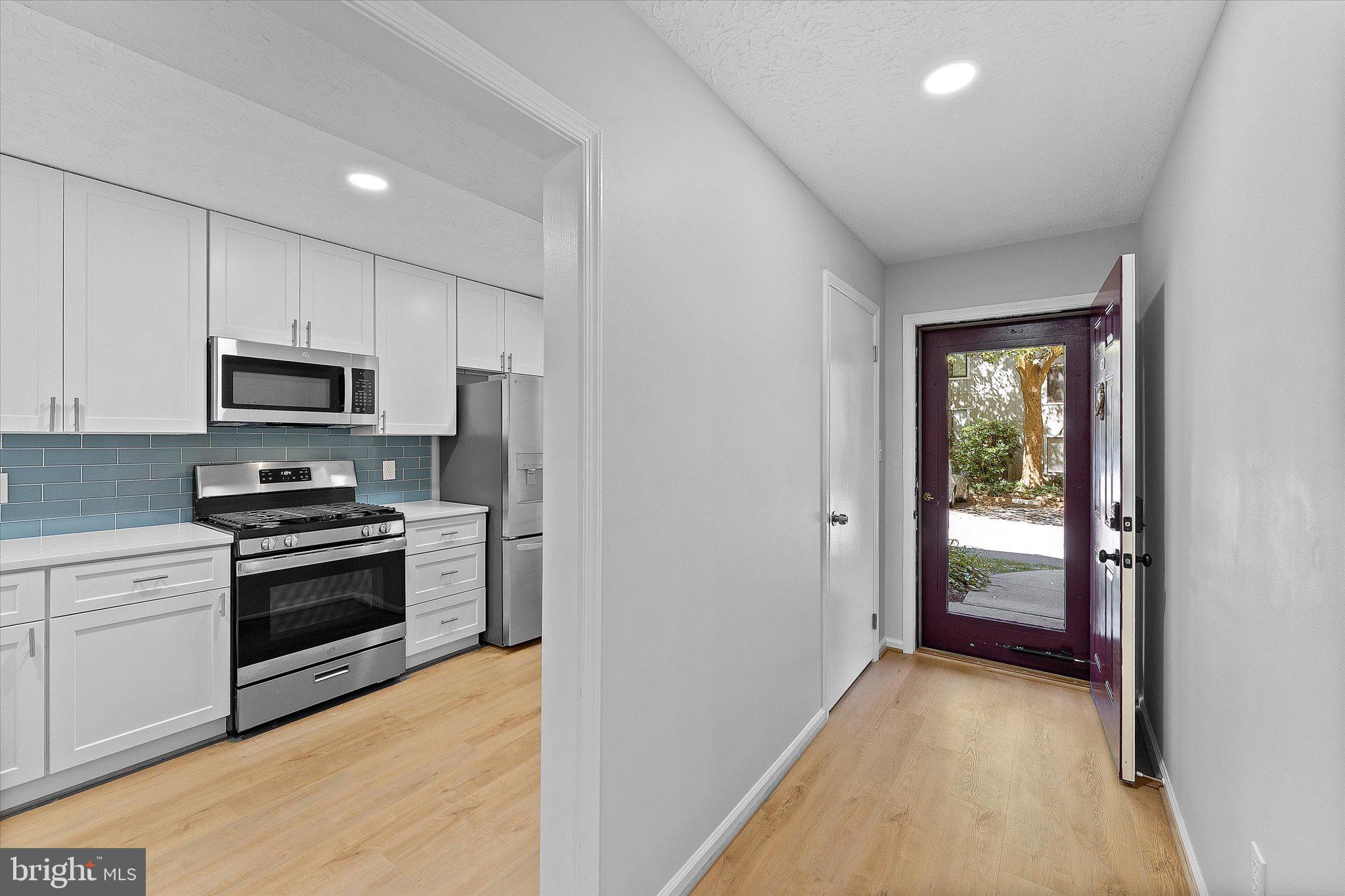 2245 Hunter's Run Drive Reston, VA 20191 - Photo 6 of 47 Foyer