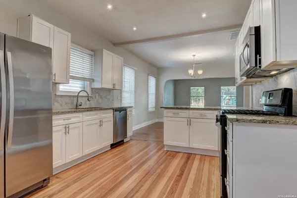 $2,195 | 1932 West Huisache Avenue, San Antonio, TX 78201