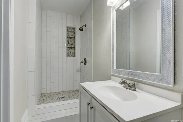 $2,195 | 1932 West Huisache Avenue, San Antonio, TX 78201