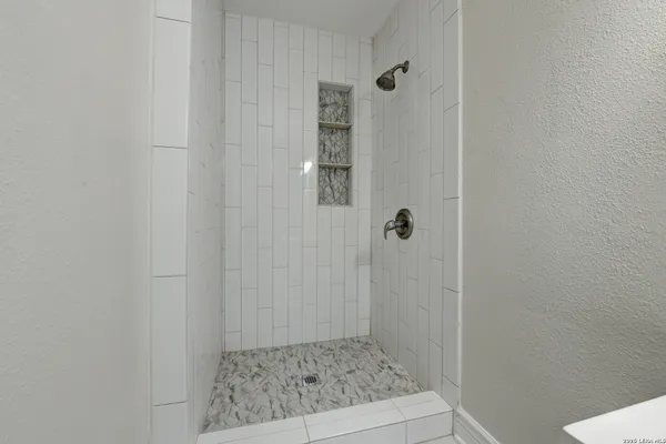 $2,195 | 1932 West Huisache Avenue, San Antonio, TX 78201