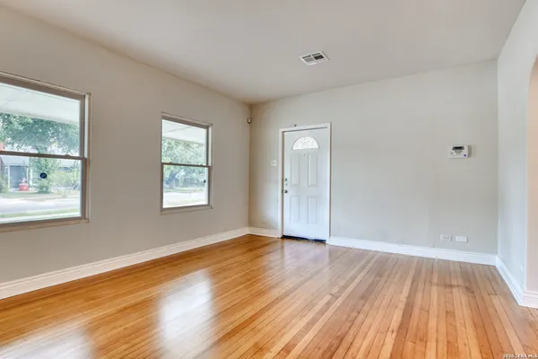 $2,195 | 1932 West Huisache Avenue, San Antonio, TX 78201
