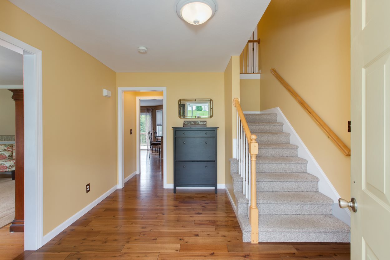 718 Bryant Road Manchester, NH 03109 - Photo 3 of 39