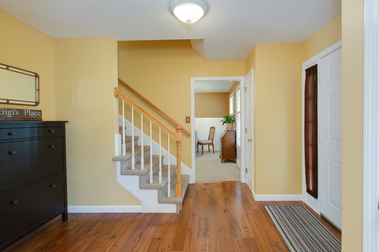 718 Bryant Road Manchester, NH 03109 - Photo 4 of 39