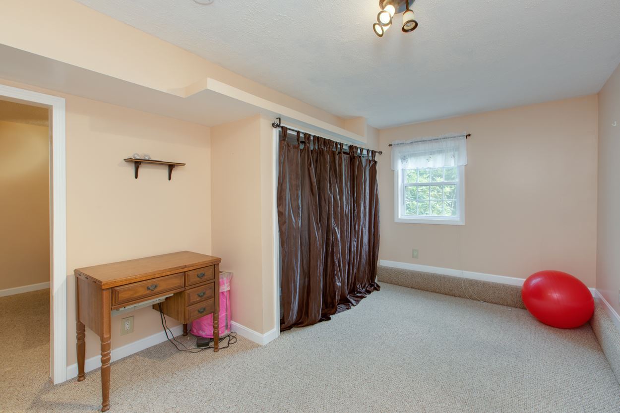 718 Bryant Road Manchester, NH 03109 - Photo 31 of 39