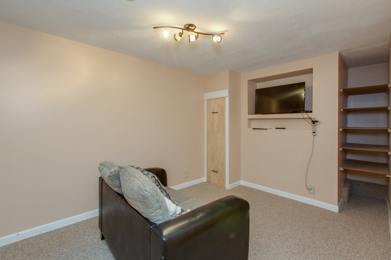 718 Bryant Road Manchester, NH 03109 - Photo 32 of 39