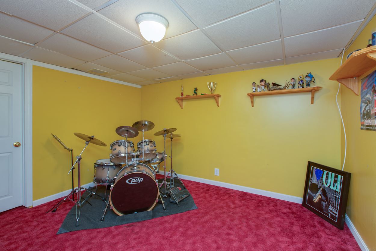 718 Bryant Road Manchester, NH 03109 - Photo 33 of 39