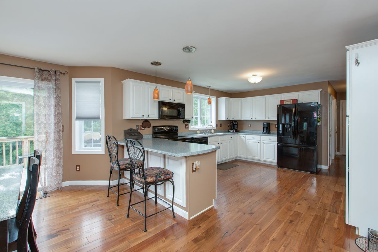 718 Bryant Road Manchester, NH 03109 - Photo 6 of 39