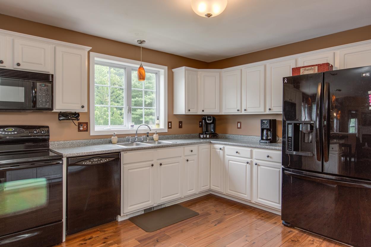 718 Bryant Road Manchester, NH 03109 - Photo 7 of 39