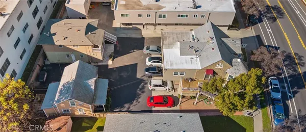 a car parked in front of a white house