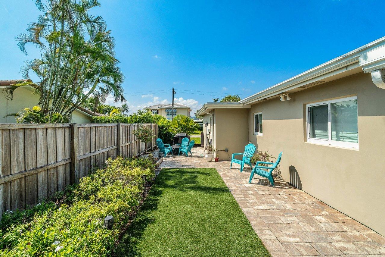 760 Southwest 3rd Street Boca Raton, FL 33486 - Photo 27 of 34 ROght Side Yard