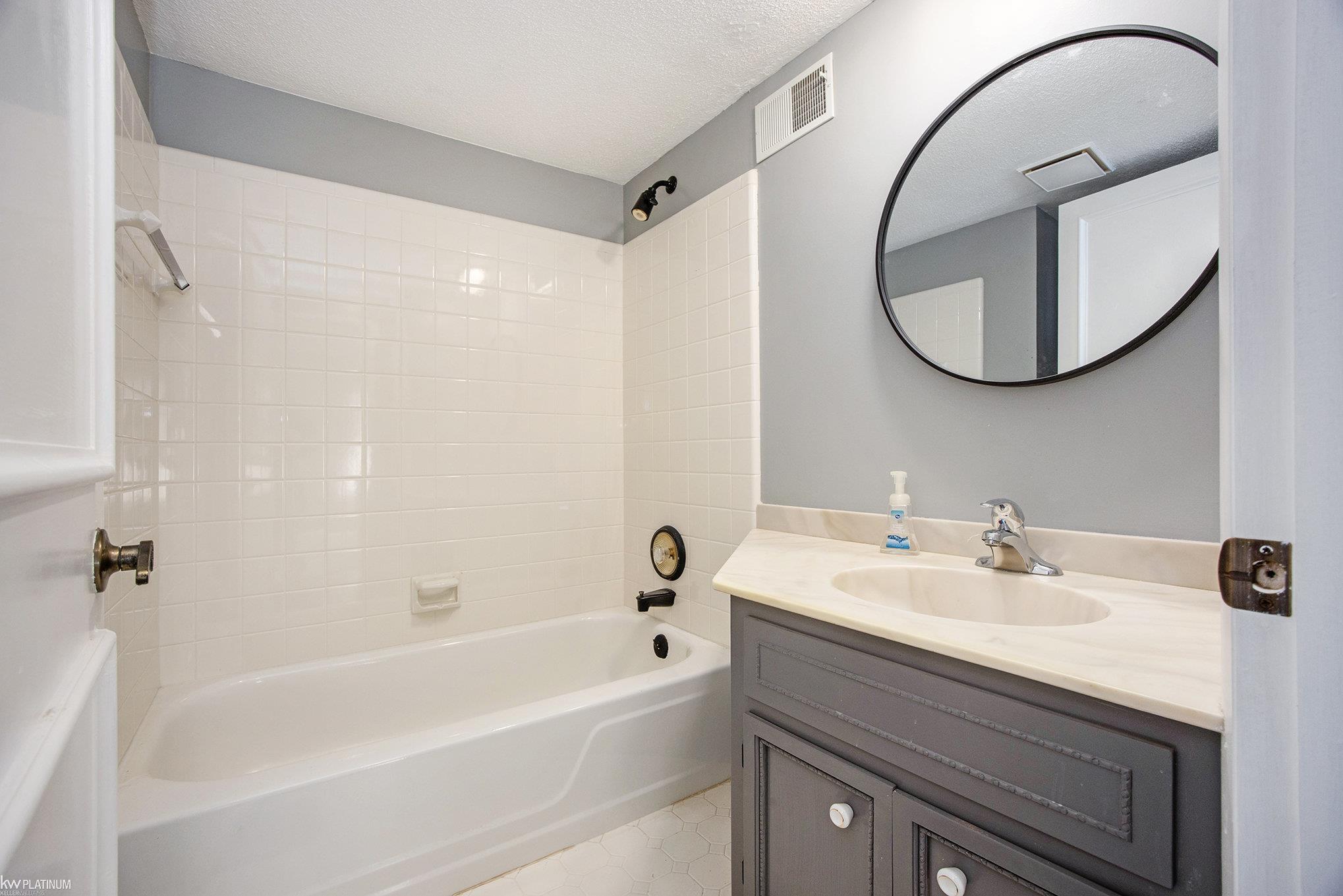 4510 Lakeshore Road Fort Gratiot, MI 48059 - Photo 10 of 22 50184786-e81c0d83-999e-43bd-86da-f5bb4ef1cf85.JPG