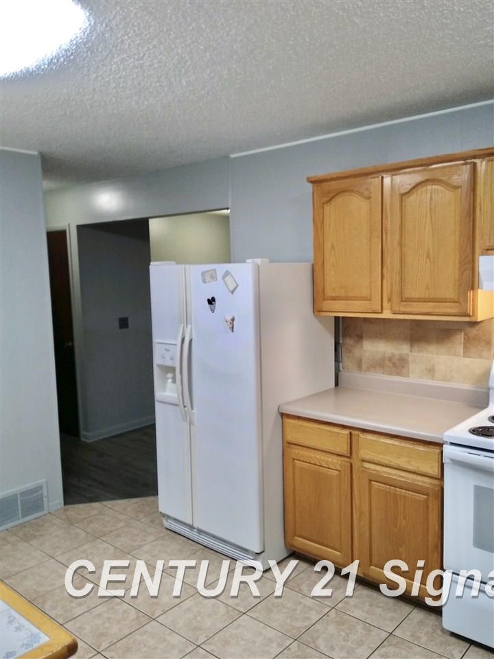 931 Edison Street Zilwaukee, MI 48604 - Photo 3 of 12