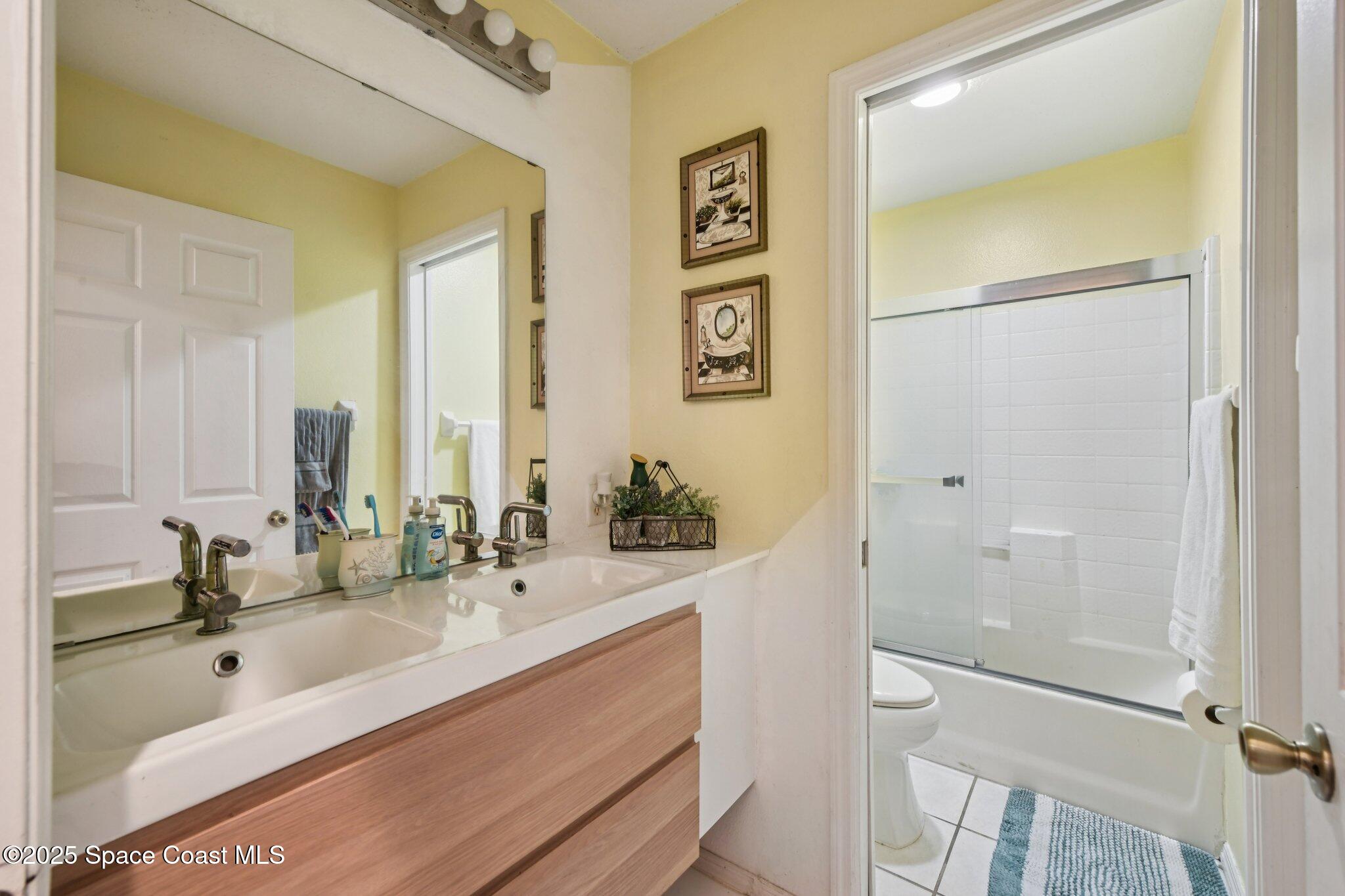 1125 Carey Glen Circle Orlando, FL 32824 - Photo 20 of 31 a bathroom with a tub sink and mirror