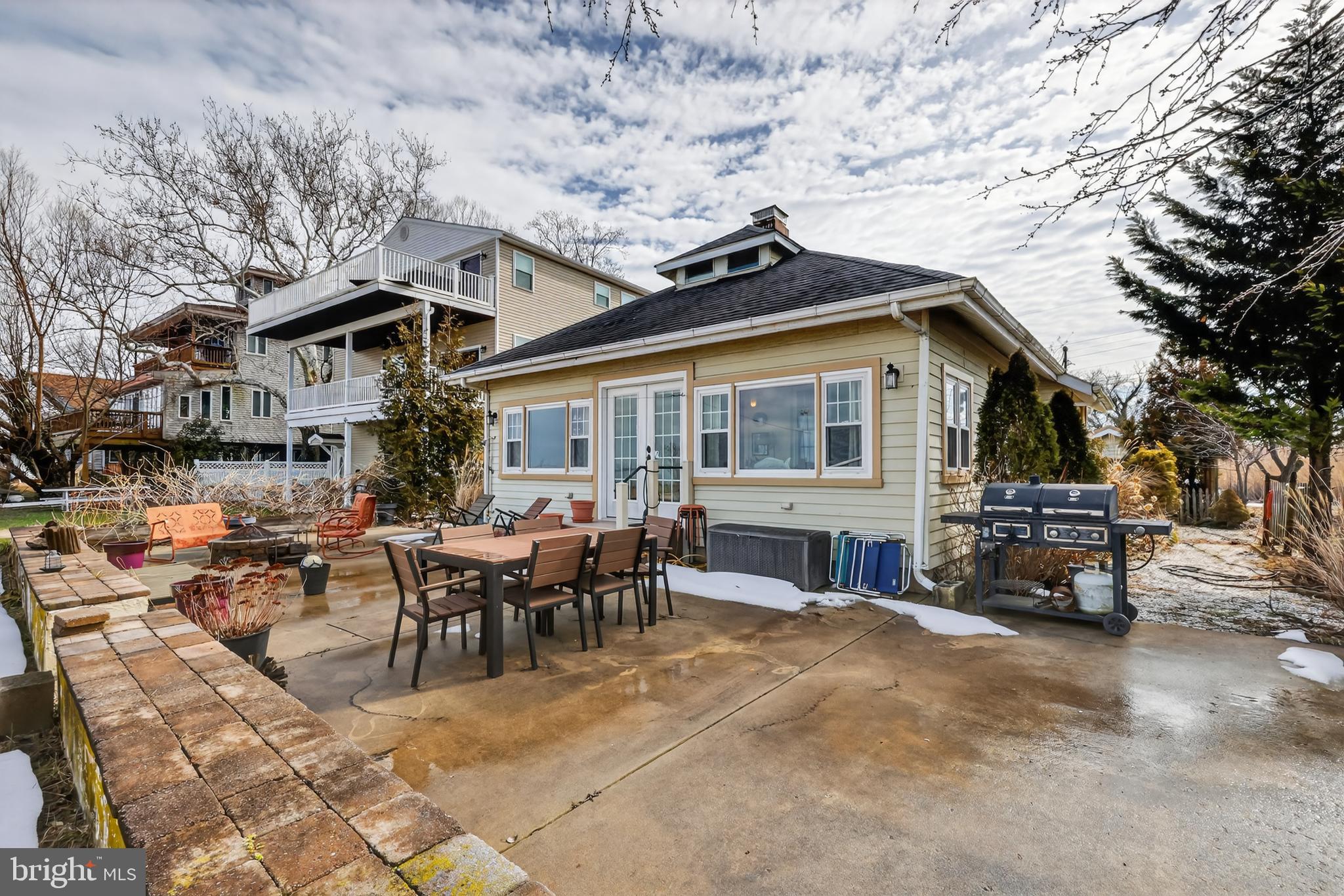 723 Salem Fort Elfsborg Road Salem, NJ 08079 - Photo 6 of 51 a view of a patio with table and chairs potted plants and a large tree