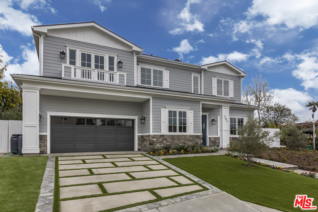 107 Larkin Place Santa Monica, CA 90402 - Photo 3 of 51 a front view of a house with a yard