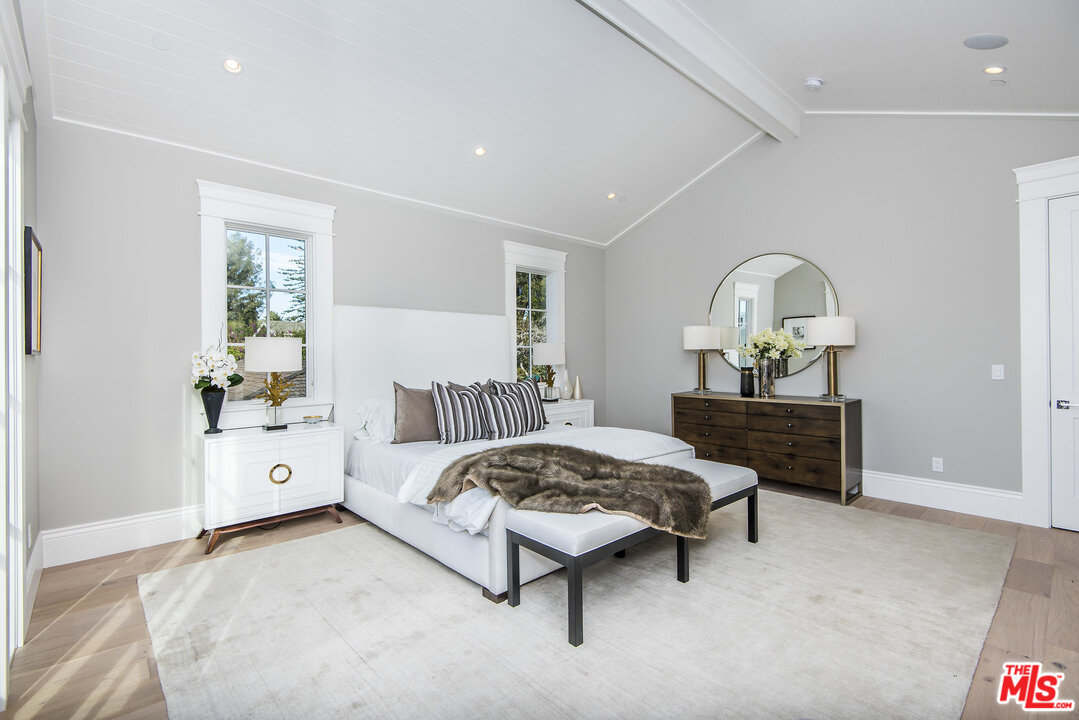 107 Larkin Place Santa Monica, CA 90402 - Photo 30 of 51 a living room with a bed and a dresser