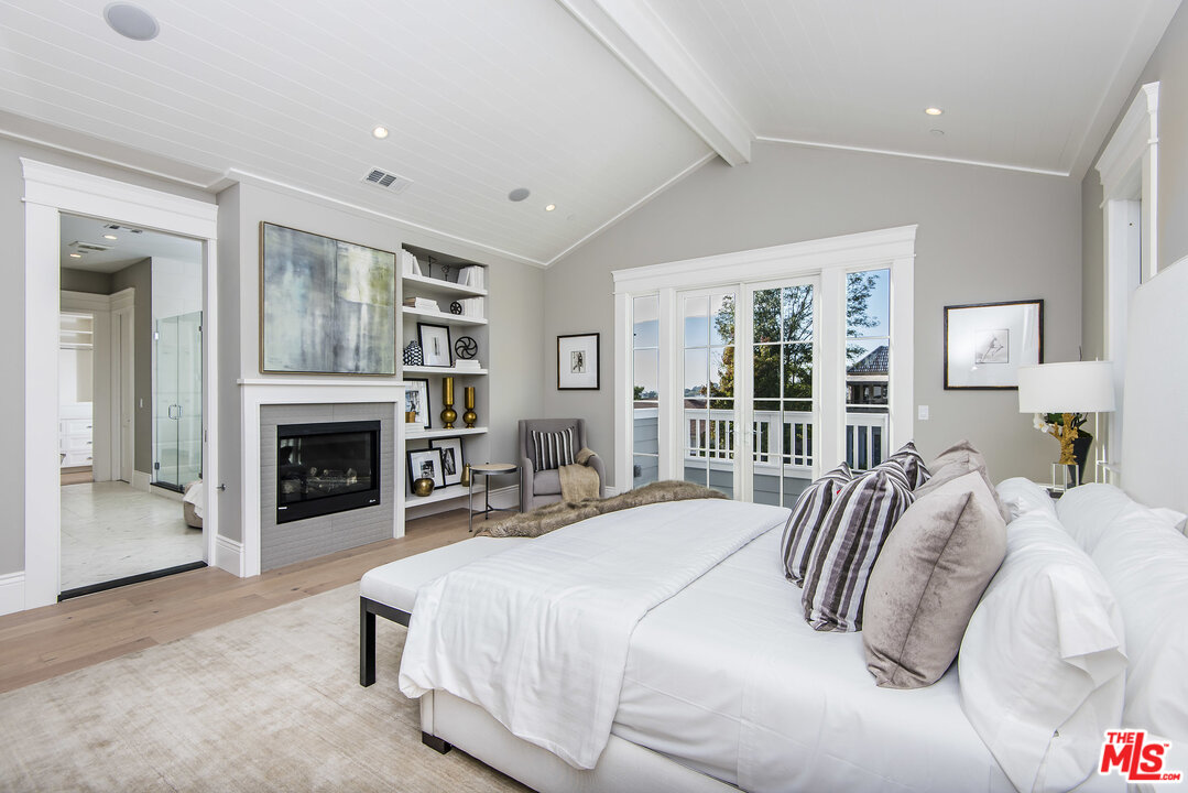 107 Larkin Place Santa Monica, CA 90402 - Photo 31 of 51 a bed room with a bed and a fireplace