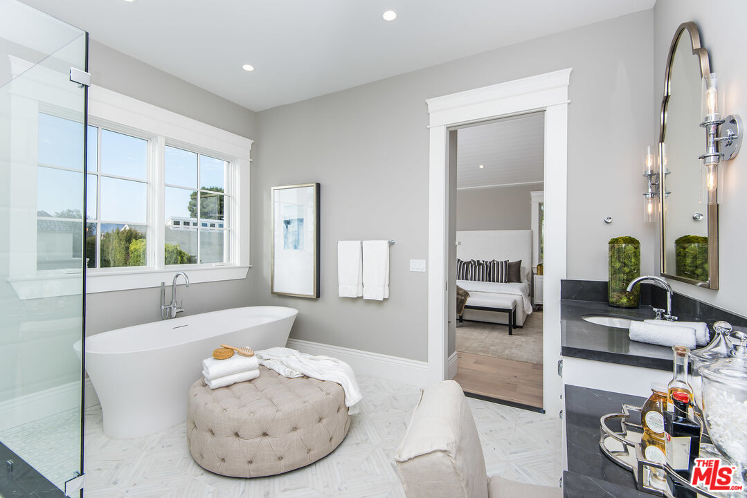 107 Larkin Place Santa Monica, CA 90402 - Photo 33 of 51 a living room with furniture and a large window
